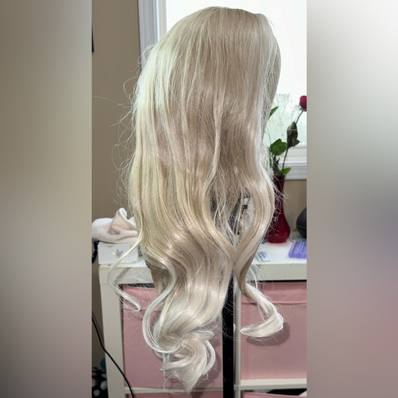 🤍FINAL SALE🤍 Blonde 24” Zeelle Synthetic Wig - Picture 6 of 7
